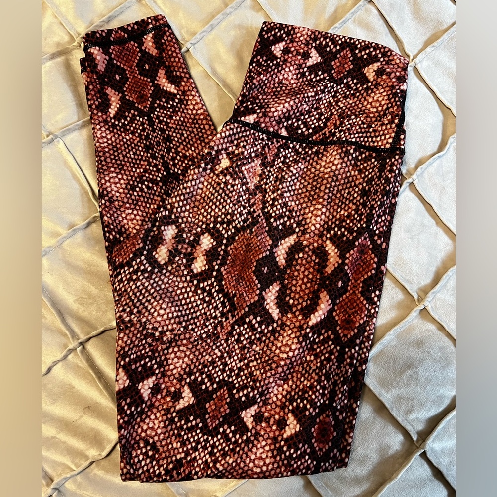 Colorfulkoala Leggings Red Snakeskin Size L EUC